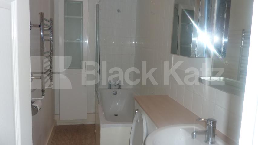 			LARGE 3 BED WITH ROOF TERRACE, 3 Bedroom, 1 bath, 1 reception Flat			 Royal College Street, CAMDEN